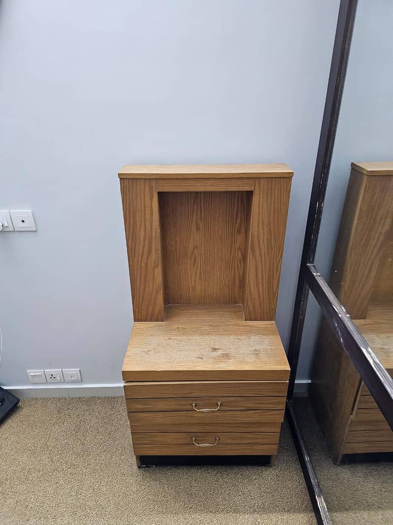 2 single bed and one side table 4