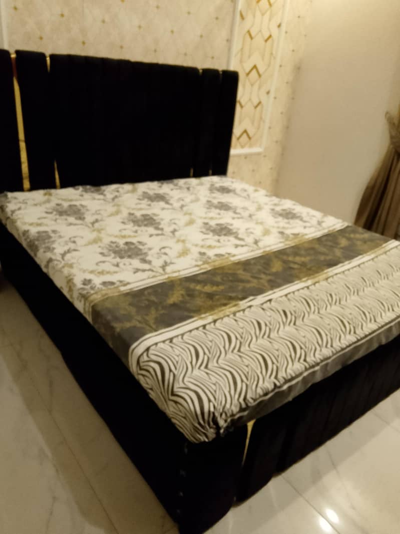 King size bed 0
