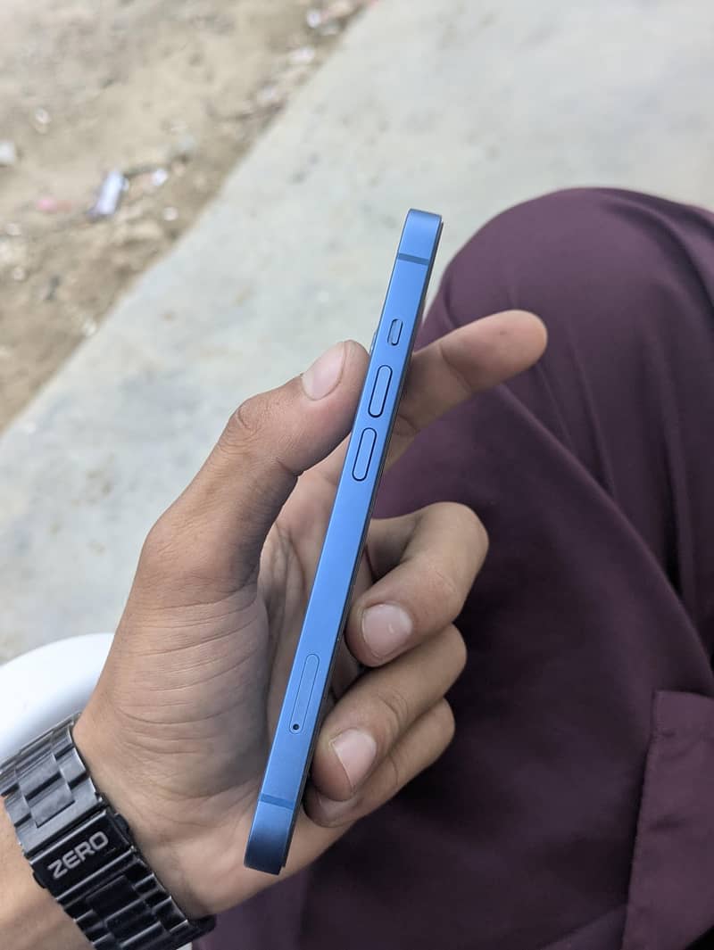 Apple iPhone 13 4