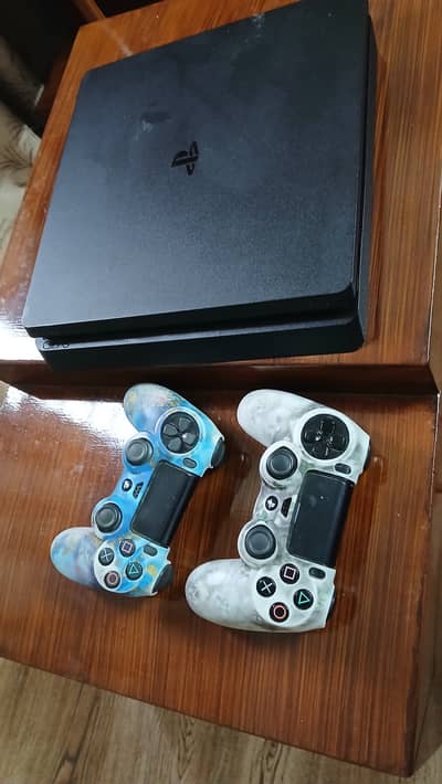 imported PS4 with 2 original comtrollers