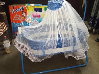 baby swing for sale h bht kam use h 10/10 condition h