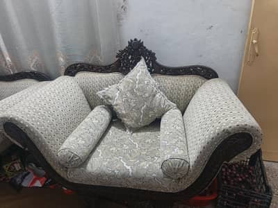sofa bilkul new ha jis na Lana ha wo rabta kara
