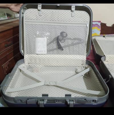 Tachi suit case