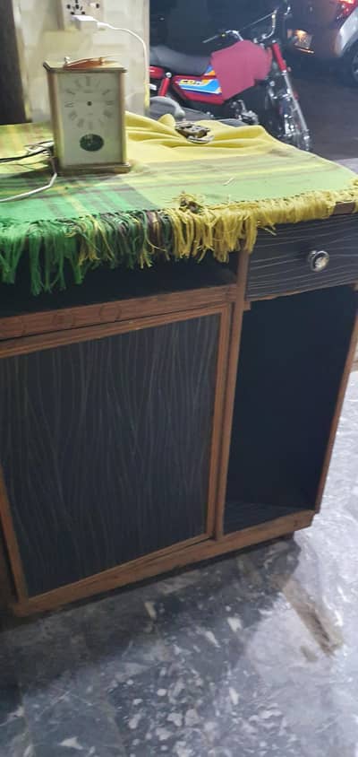 computer table in good condition trolley