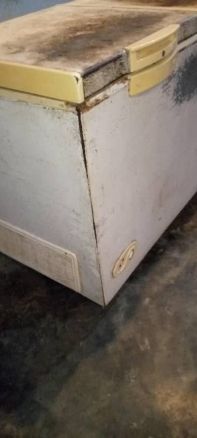 Used Refrigerator in Excellent Working Condition - Karachi
