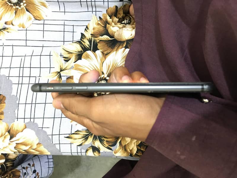 Apple iPhone 8 Plus 4