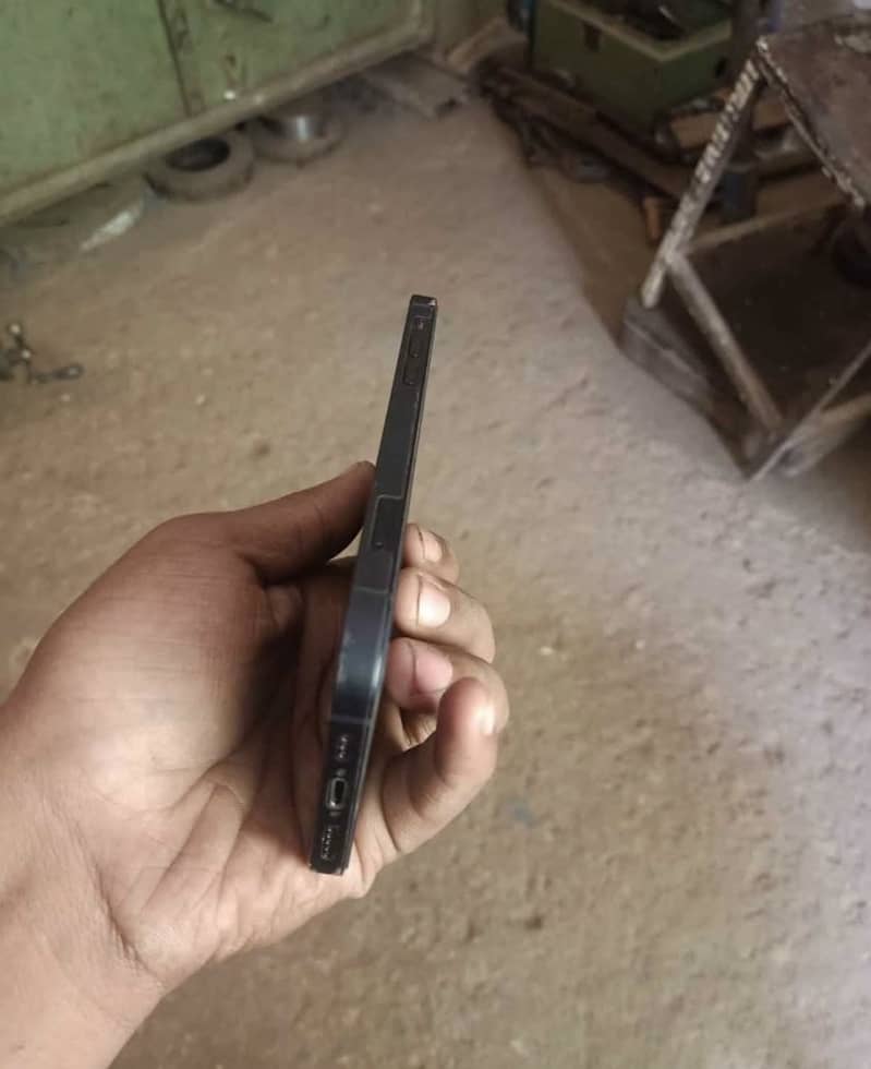 Apple iPhone 12 4