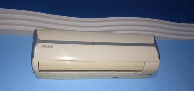 1 ton split a. c in excellent working condition
