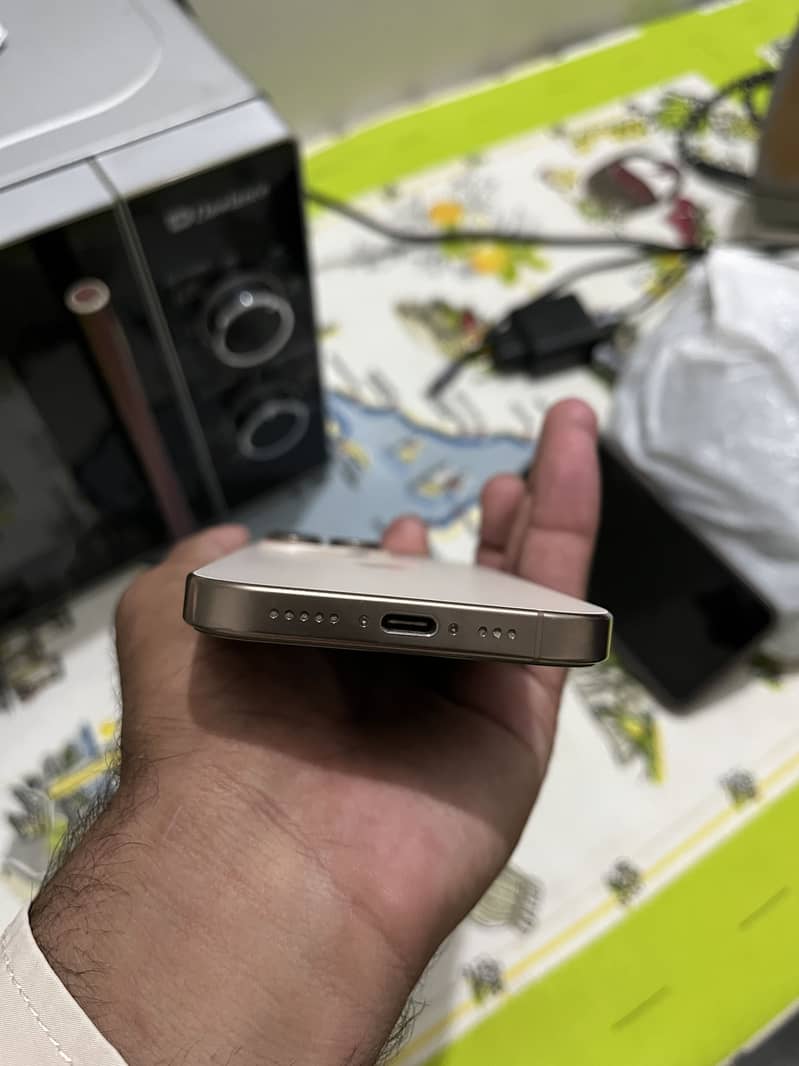 Apple iPhone 16 Pro 0