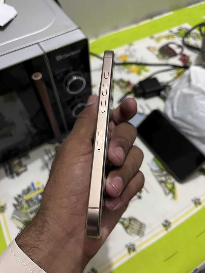 Apple iPhone 16 Pro 3