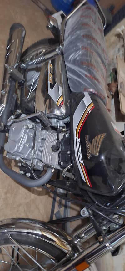 Honda One two five 26 model like 0meter urgent sell Number lga hai