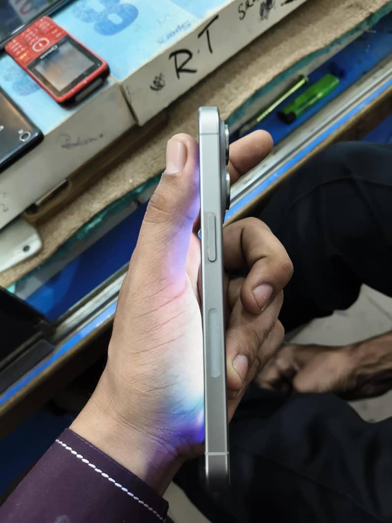 Apple iPhone 15 Pro 4