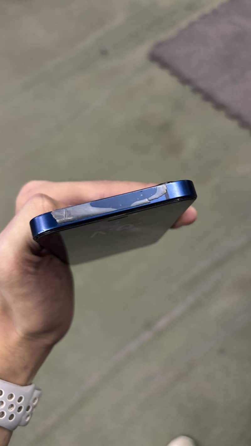 Apple iPhone 12 4