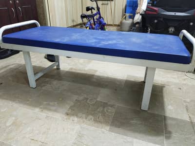 Mini sitting table with form