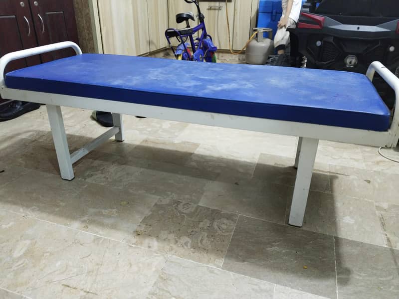 Mini sitting table with form 0