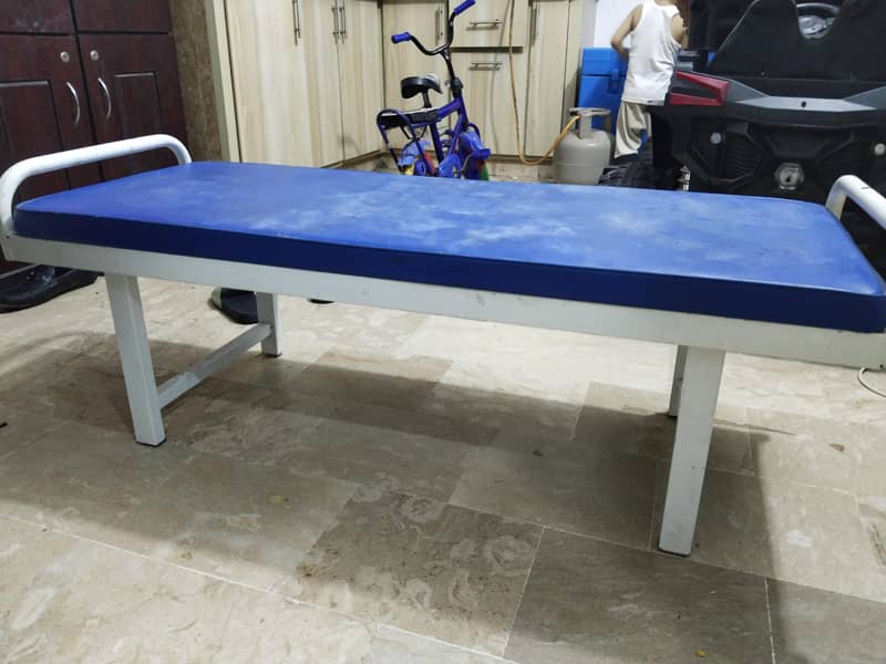 Mini sitting table with form 1