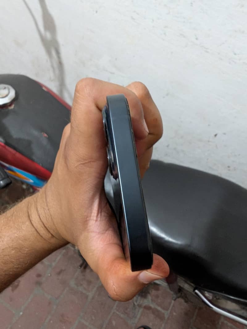 Apple iPhone 13 2