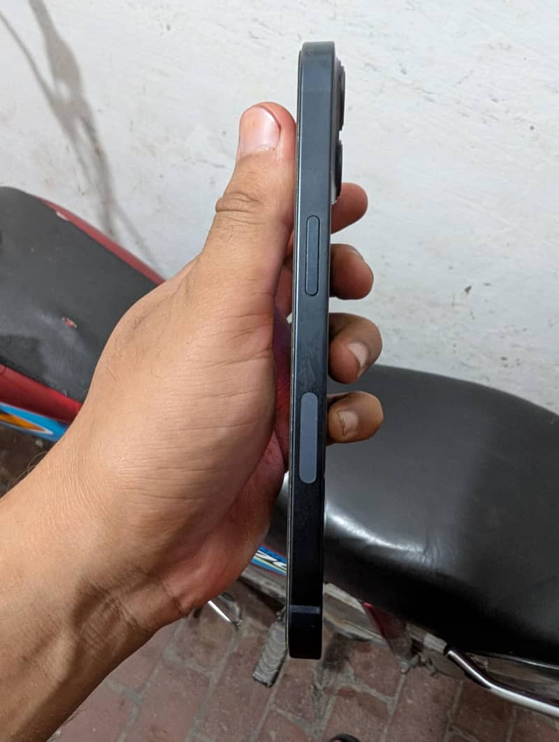 Apple iPhone 13 5