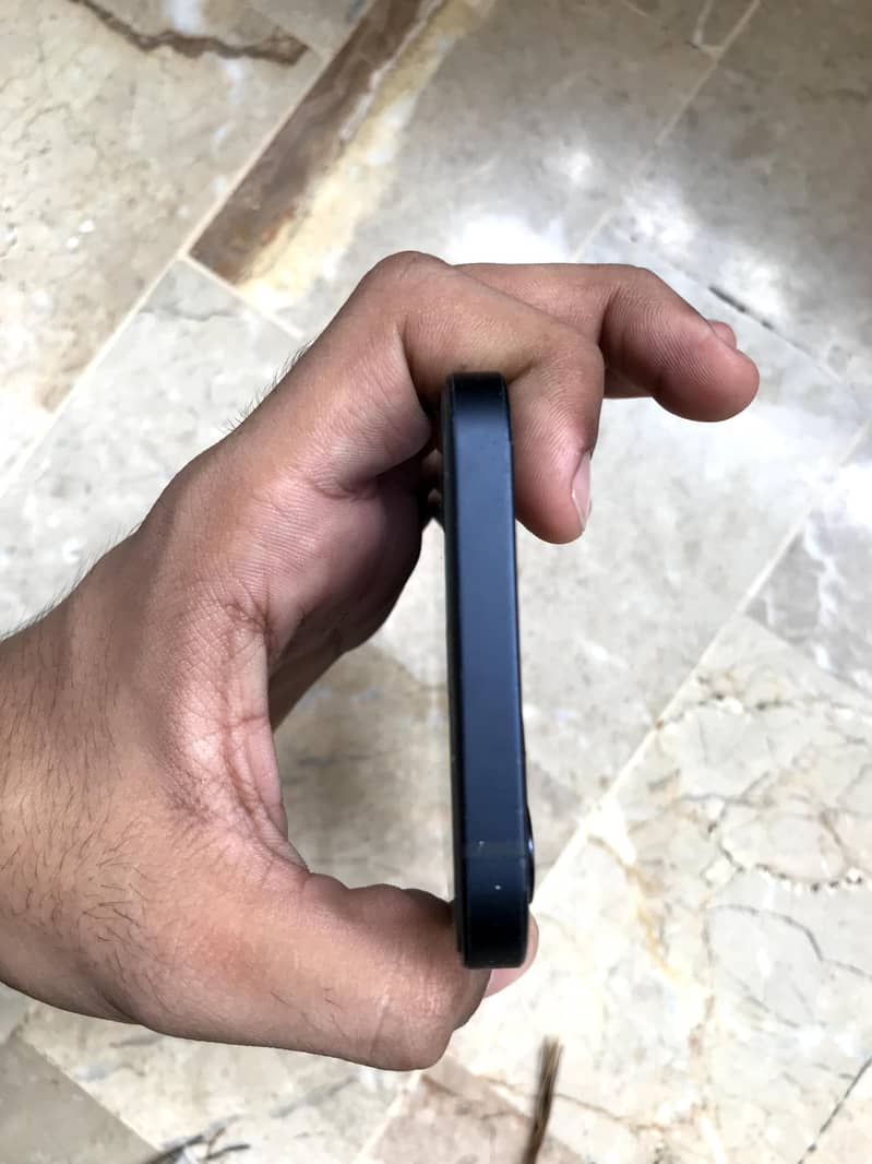 Apple iPhone 12 4