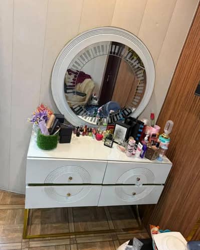 full furniture Urgent Sale Bed dressing and showcase