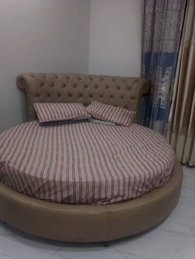 Round Bed