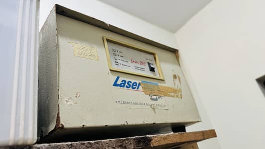 Laser ups