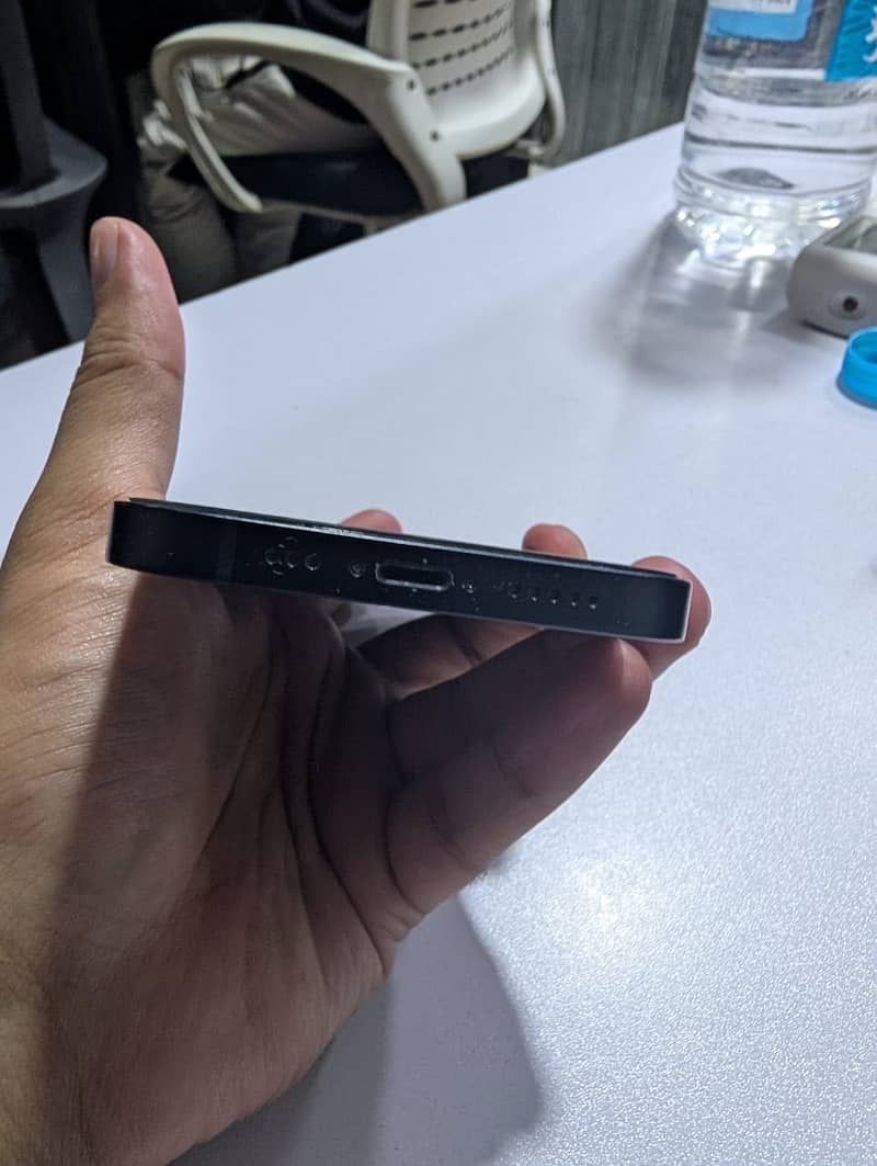 Apple iPhone 13 12