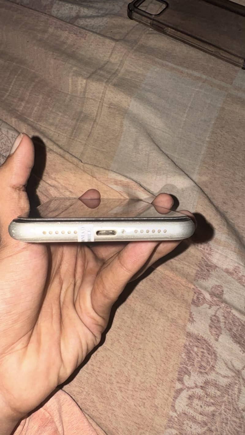 Apple iPhone 11 3