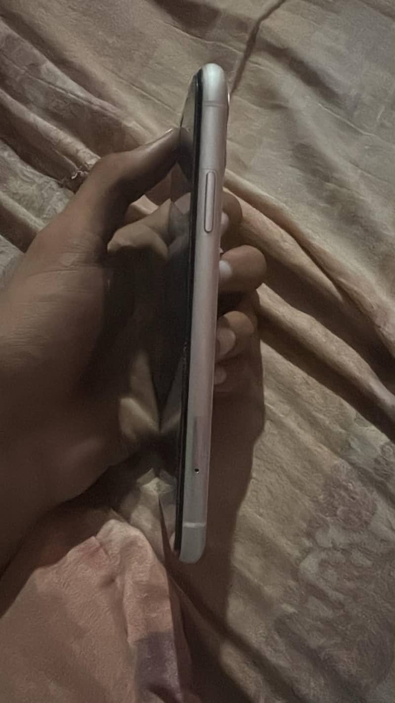Apple iPhone 11 4