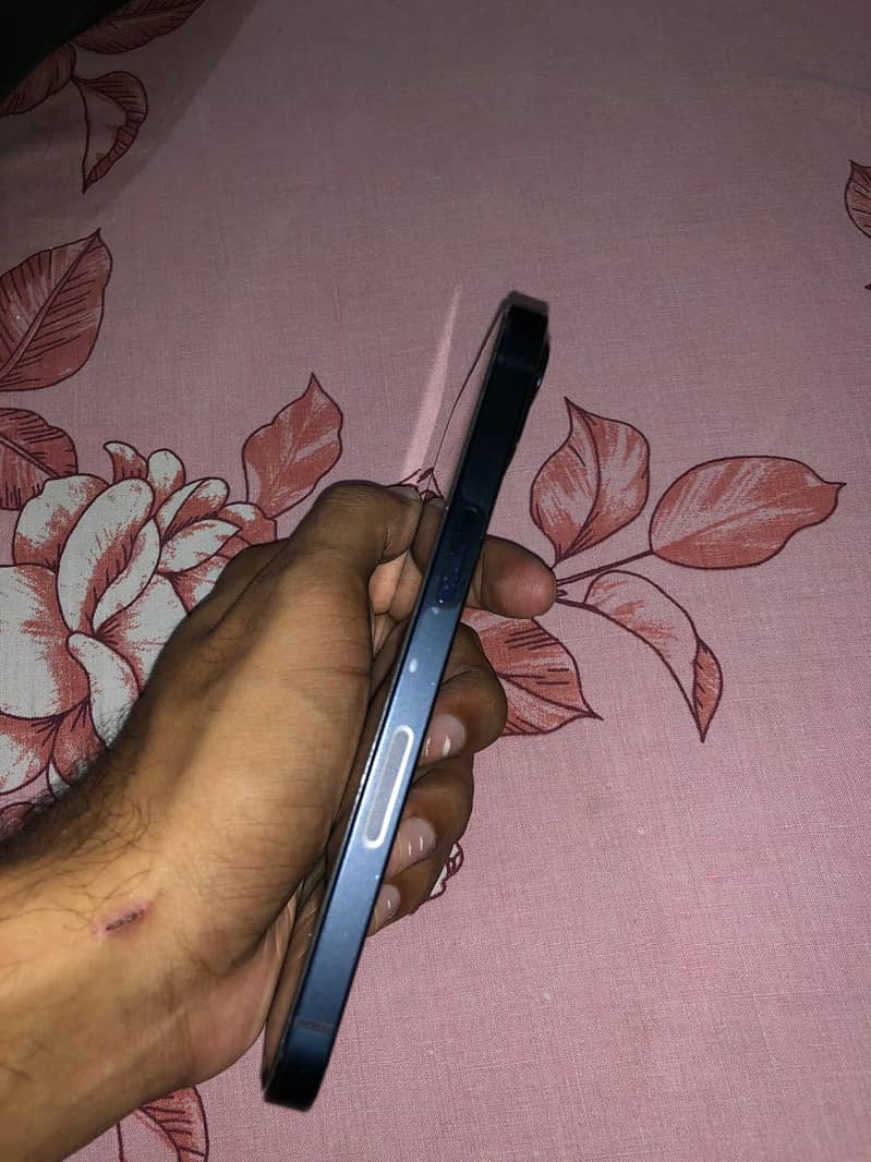 Apple iPhone 13 4