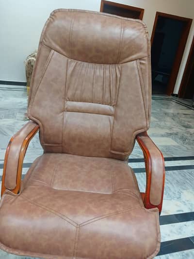 Executive Office Chair – Comfortable & Excellent Condition