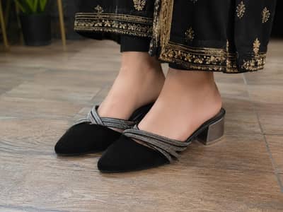  Elegant Black Rhinestone Closed-Toe Block