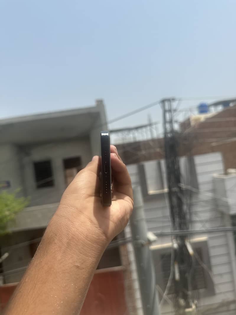 Apple iPhone 13 5