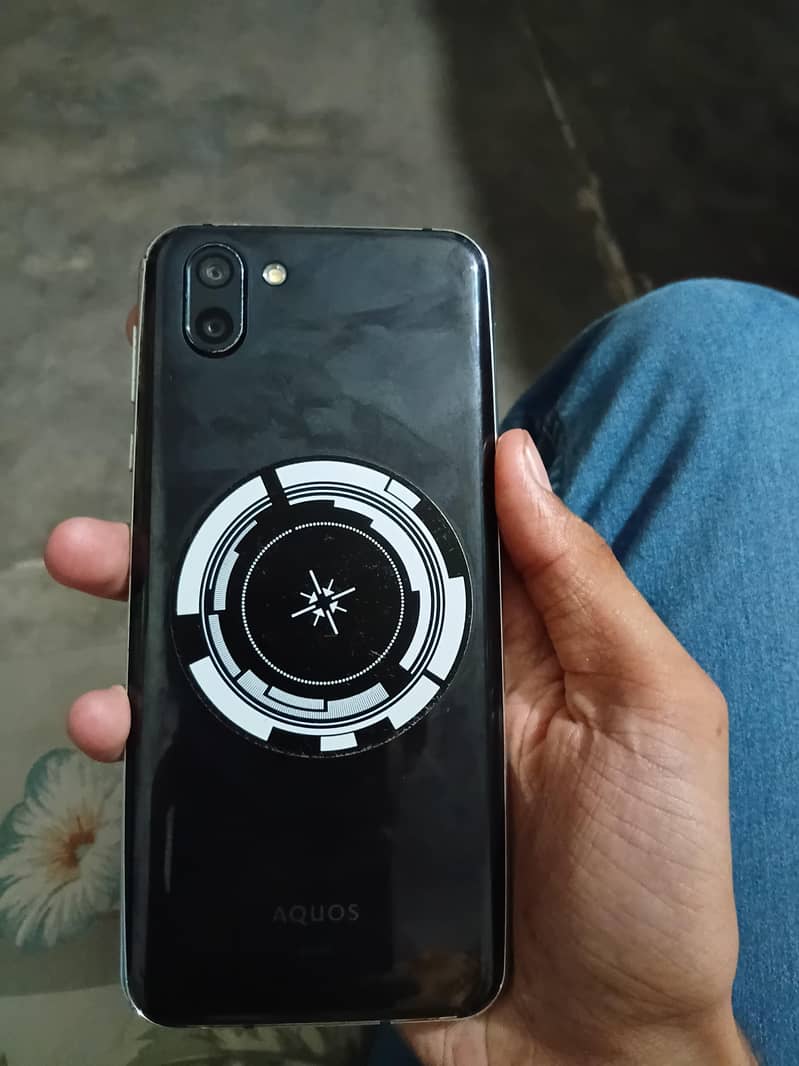 Sharp Aquos R2 5