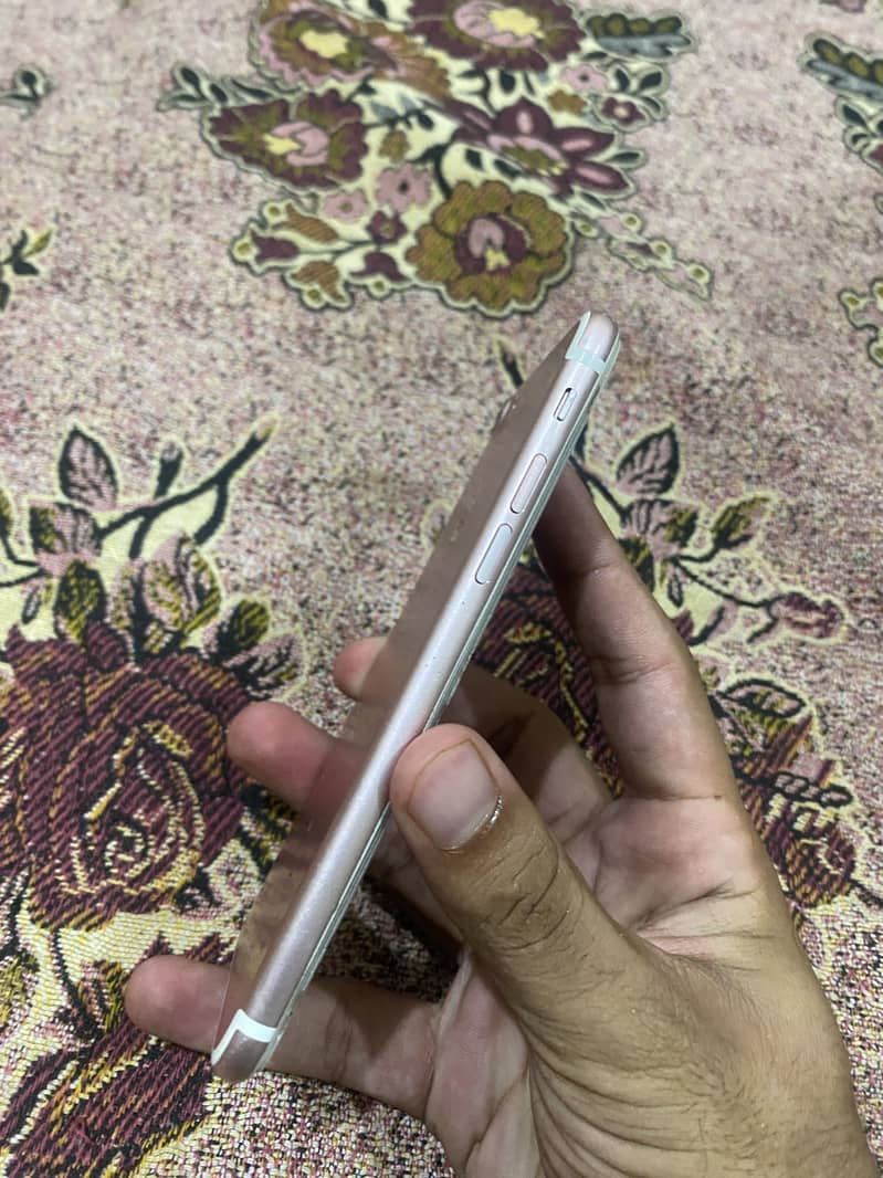Apple iPhone 7 0