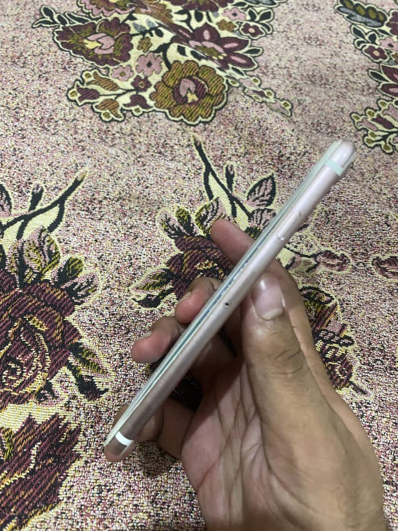 Apple iPhone 7 3