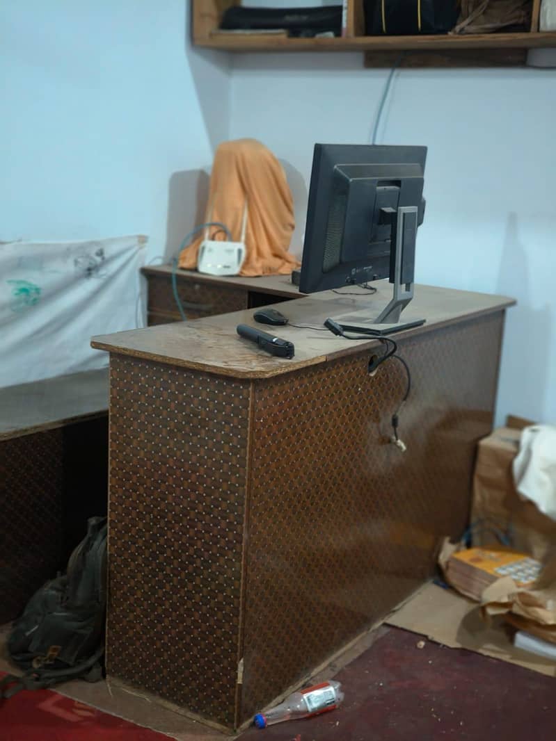 PC system table and sitting 4