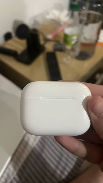 Airpods Pro 3 — Case + Right earbud
