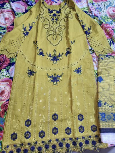 Stitched 3 pc dress available in reasonable price
