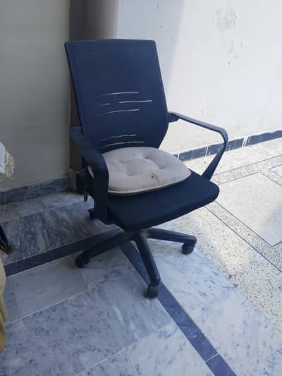 Revolving computer chair and computer table