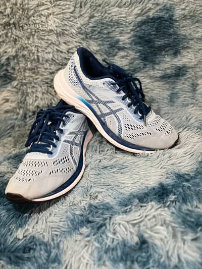 Original premium asics shoes Condition 10 by 10  size 9 UK