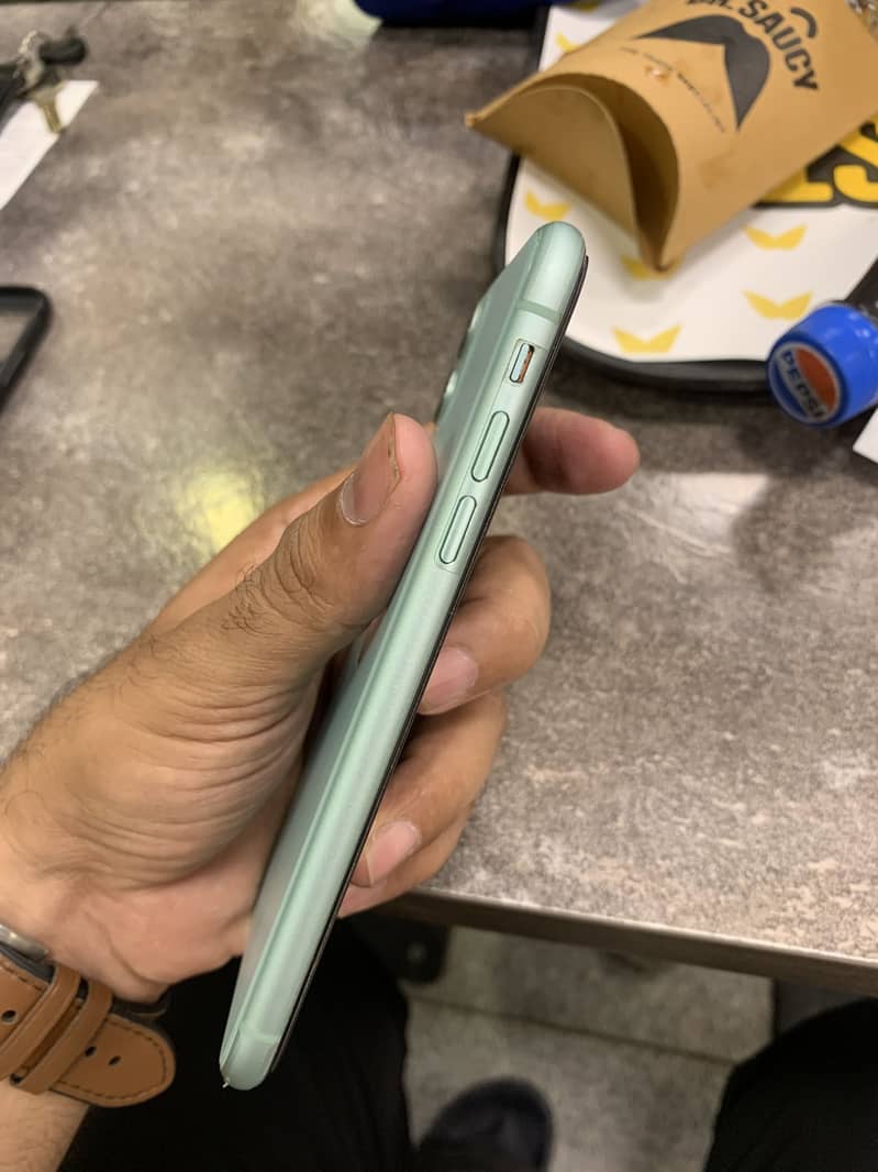 Apple iPhone 11 3