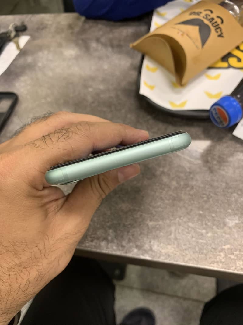 Apple iPhone 11 4