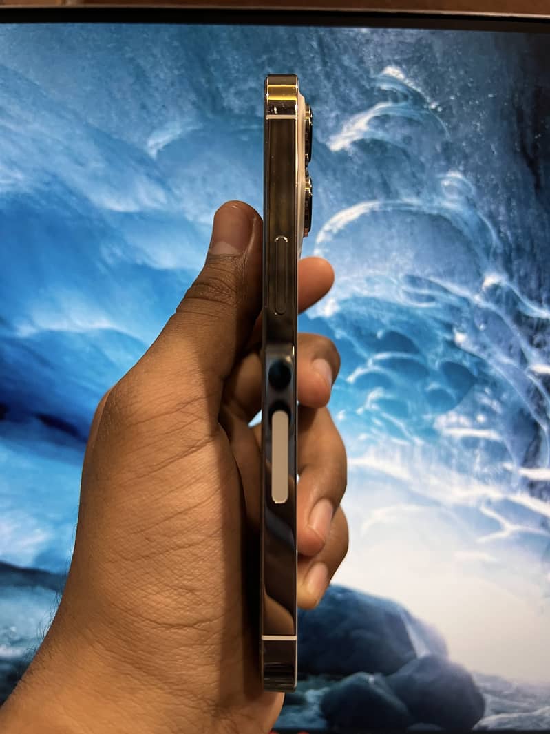 iPhone 13 Pro 4