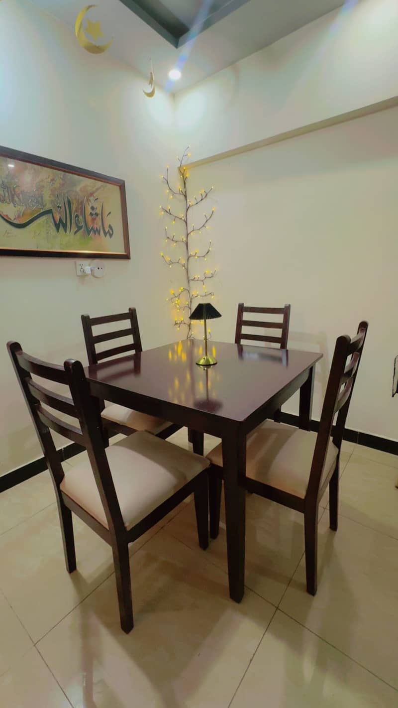 Dining Table Excellent condition 0