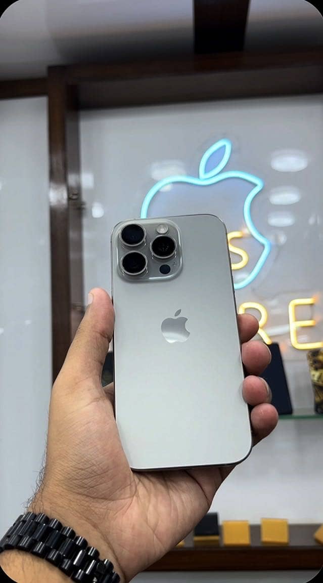 Apple iPhone 16 Pro 0