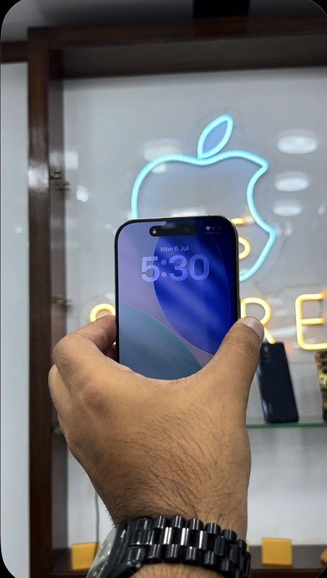 Apple iPhone 16 Pro 1