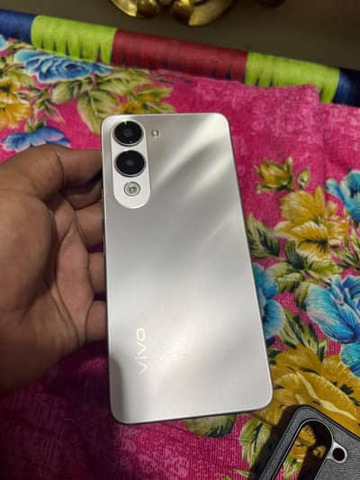 4 GB 128 all okay ha 2 months use kia ha 10 month ke grenti b ha