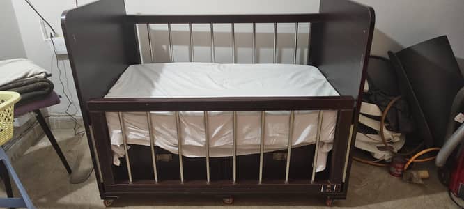 baby cot with two drawers and a molty baby mattress
