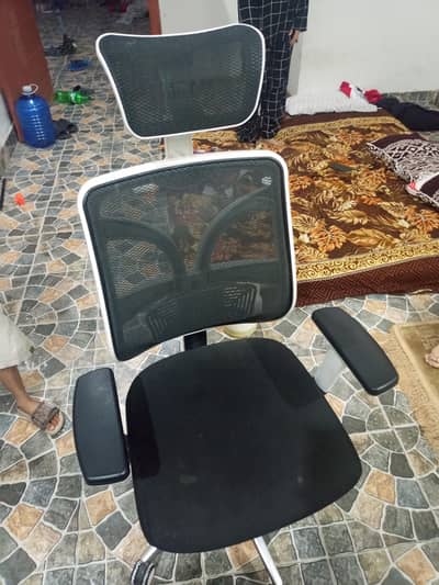 Ergonomic Mesh Office Chair with Headrest – Excellent Condition